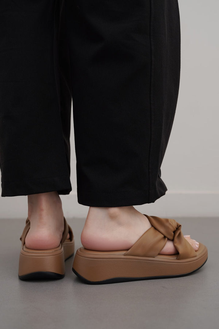 BEIGE KNOT MAMA SLIDES