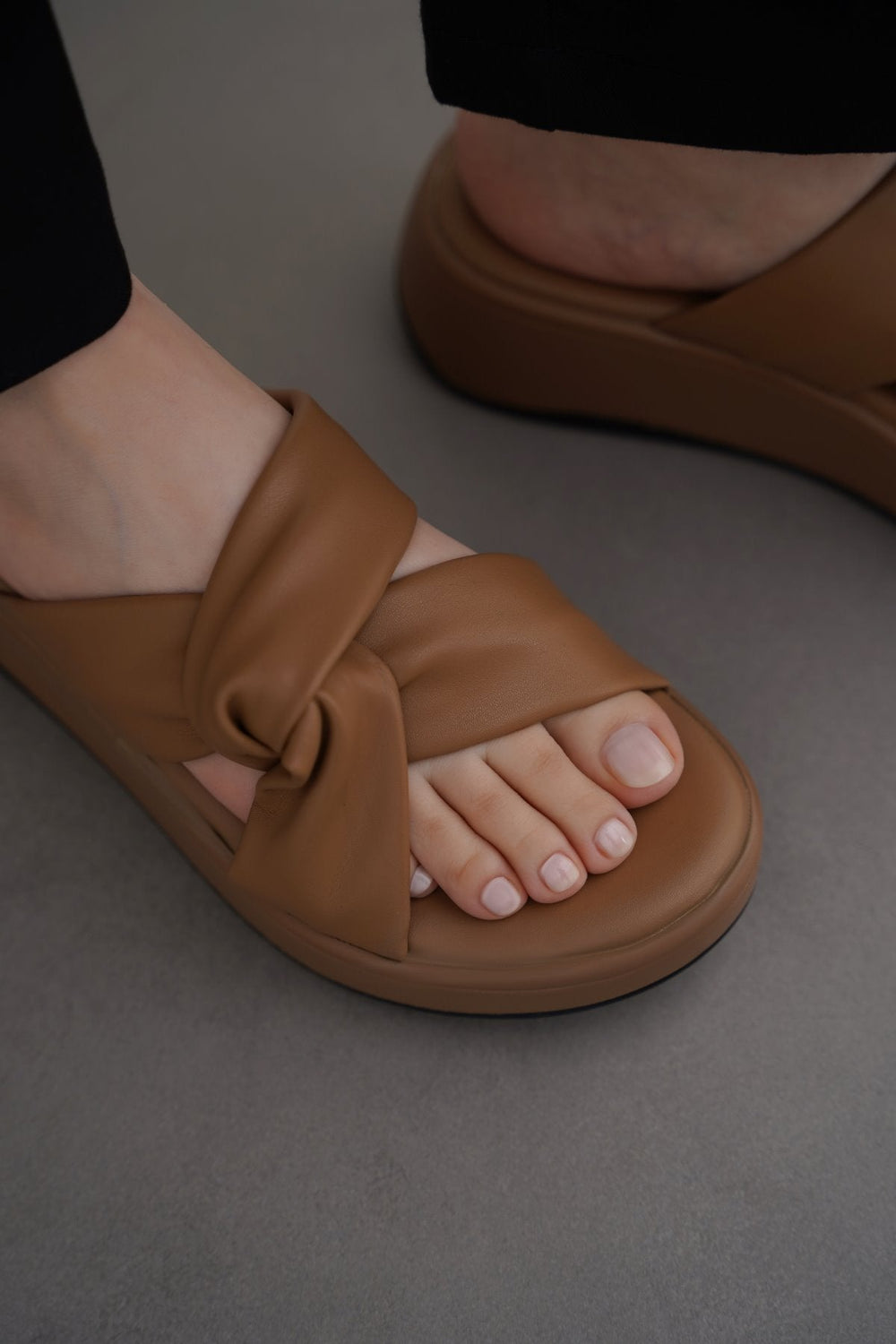 BEIGE KNOT MAMA SLIDES