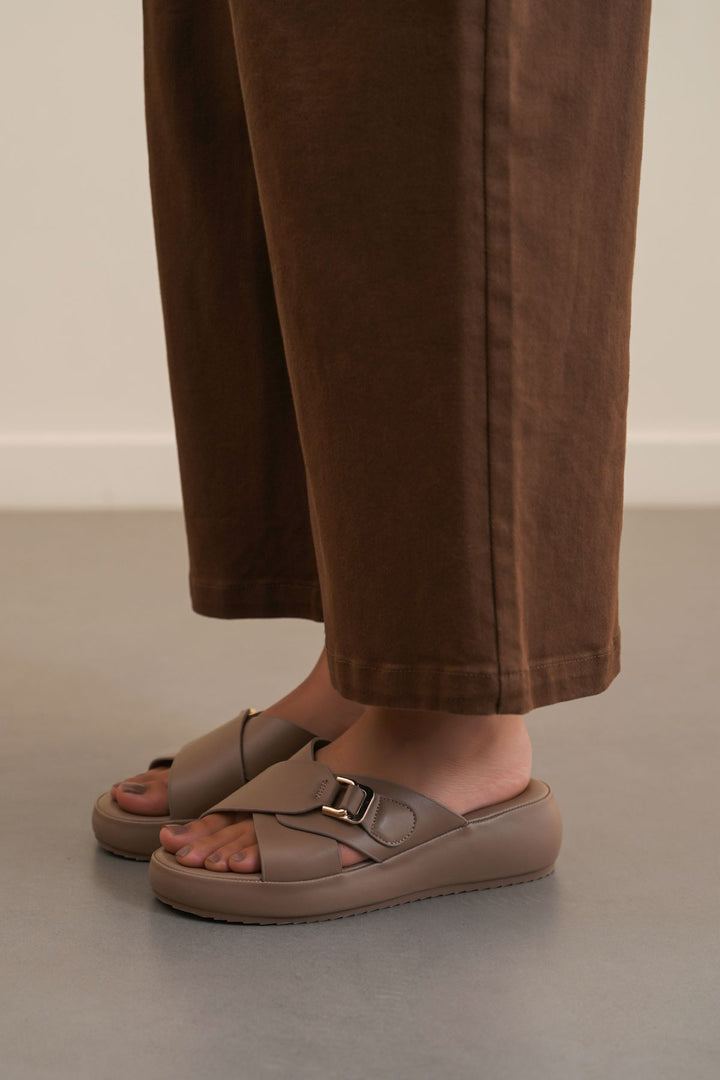 TAUPE CLOUD MAMA SLIDES