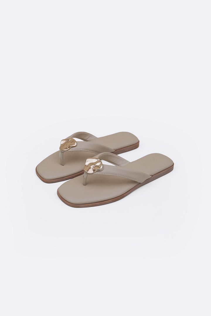 CREAM TRINKET FLIP FLOPS