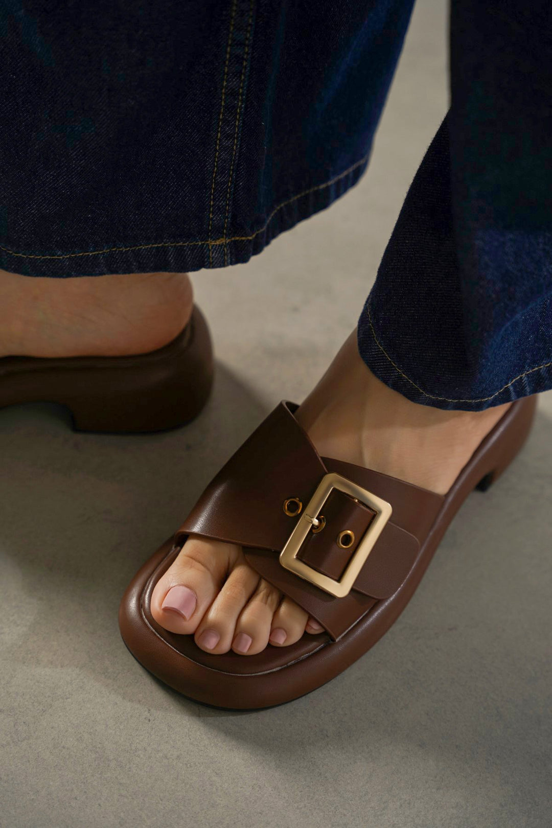 BUCKLE MAMA SLIDES