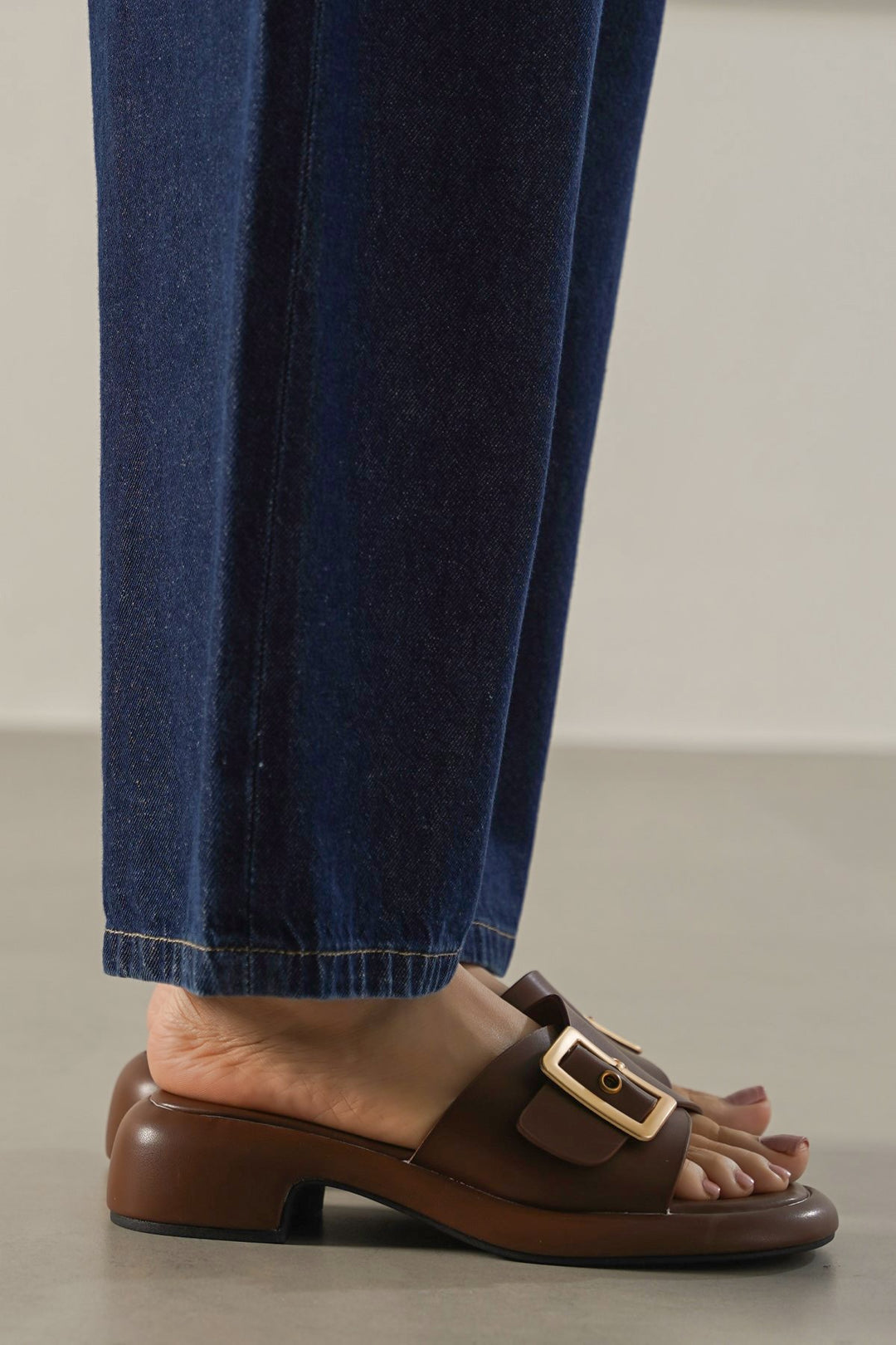 BUCKLE MAMA SLIDES