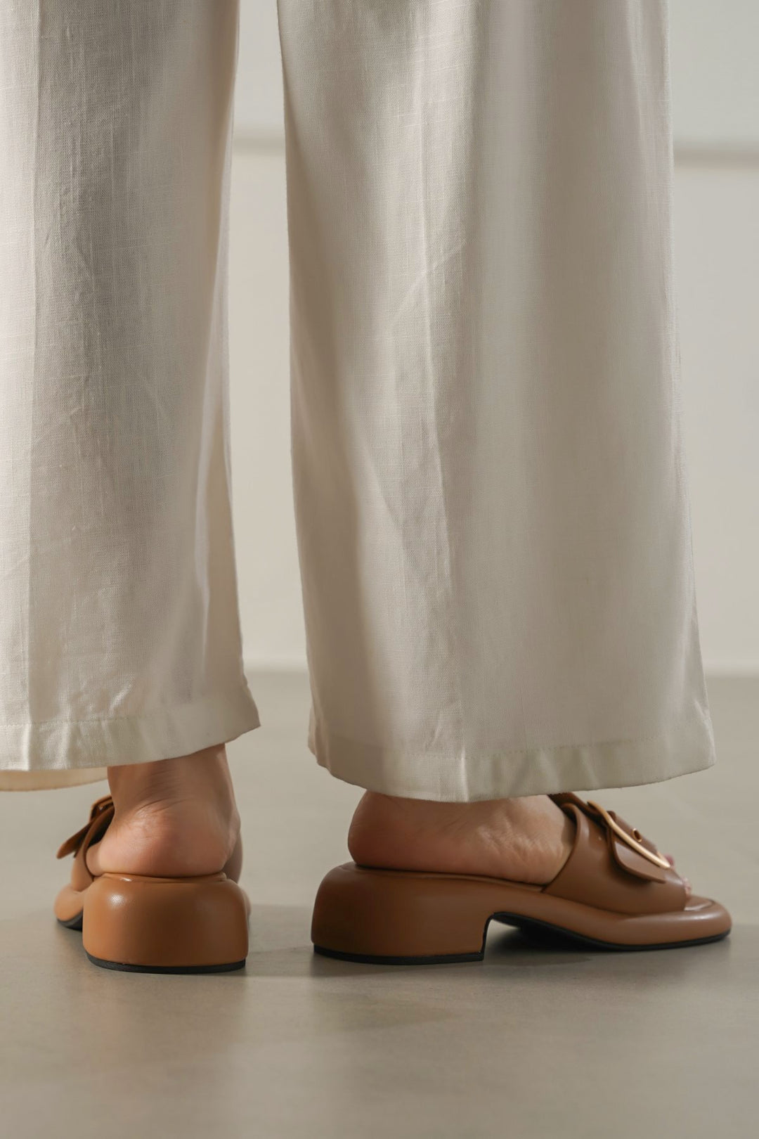 BUCKLE MAMA SLIDES