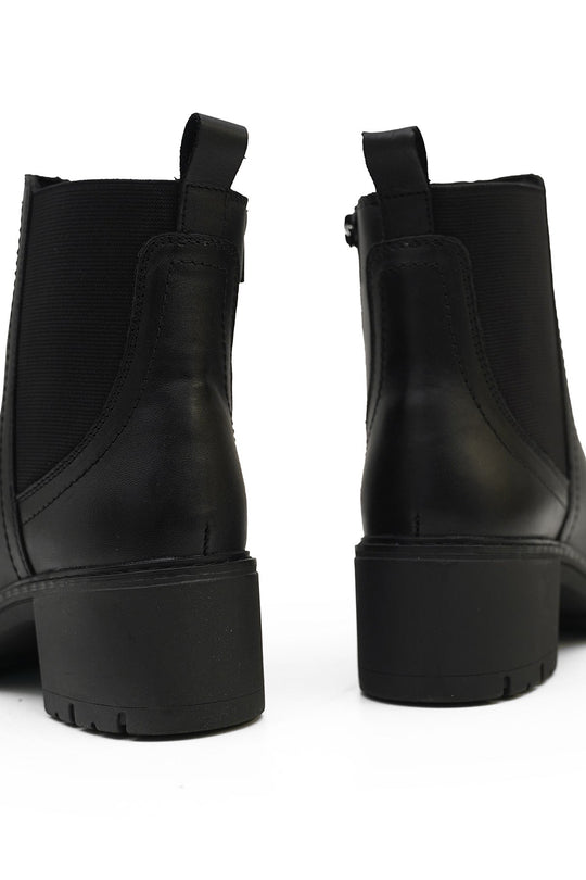BLACK LEATHER CHELSEA BOOTS
