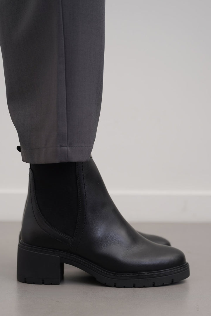 BLACK LEATHER CHELSEA BOOTS