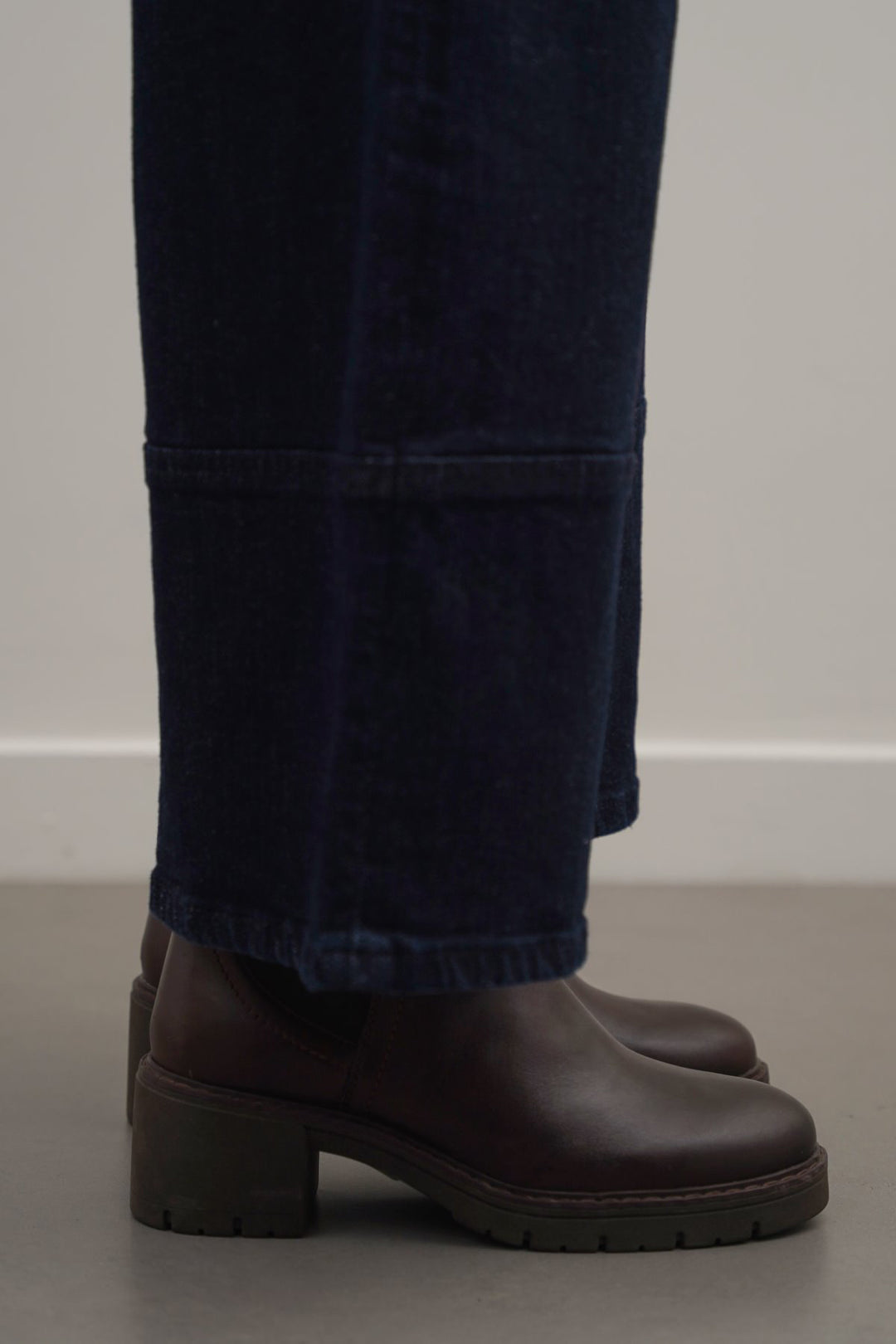 DARK BROWN LEATHER CHELSEA BOOTS