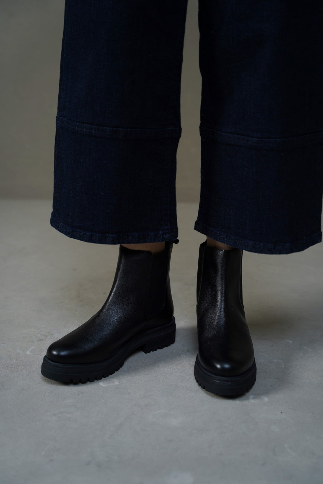 BLACK LEATHER CHELSEA BOOTS