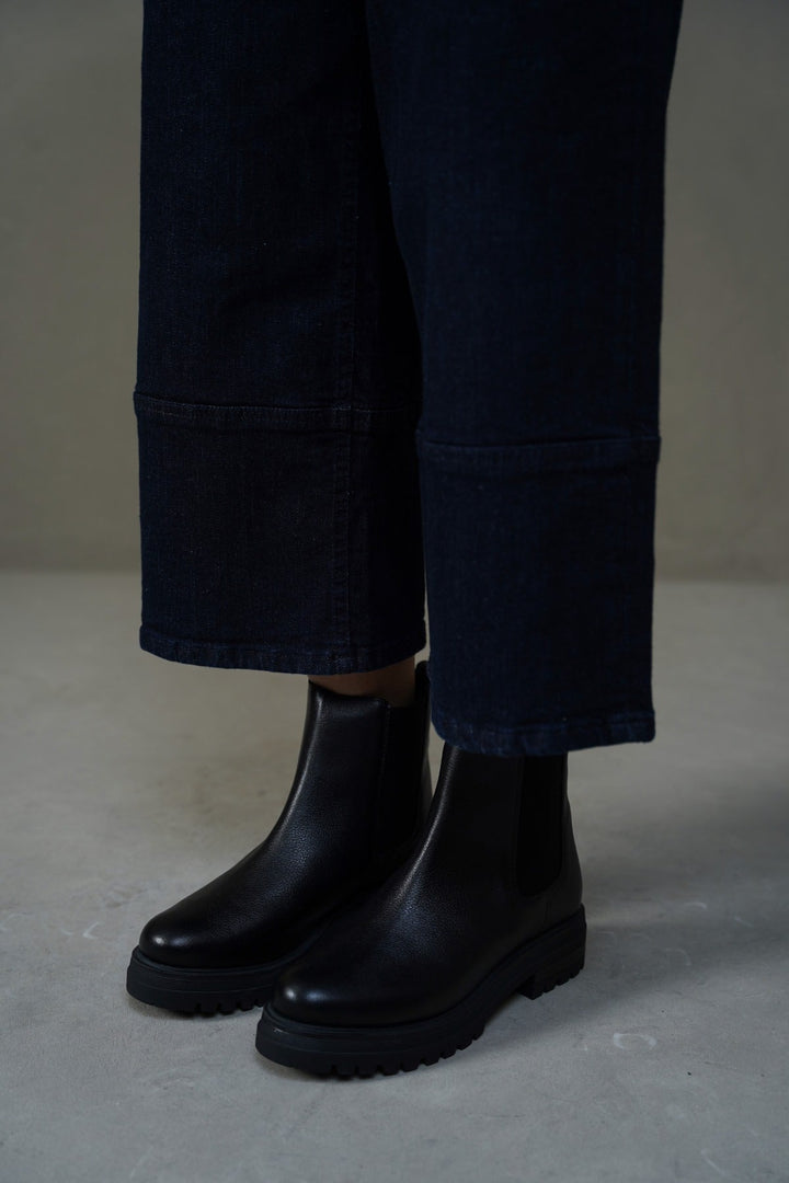 BLACK LEATHER CHELSEA BOOTS