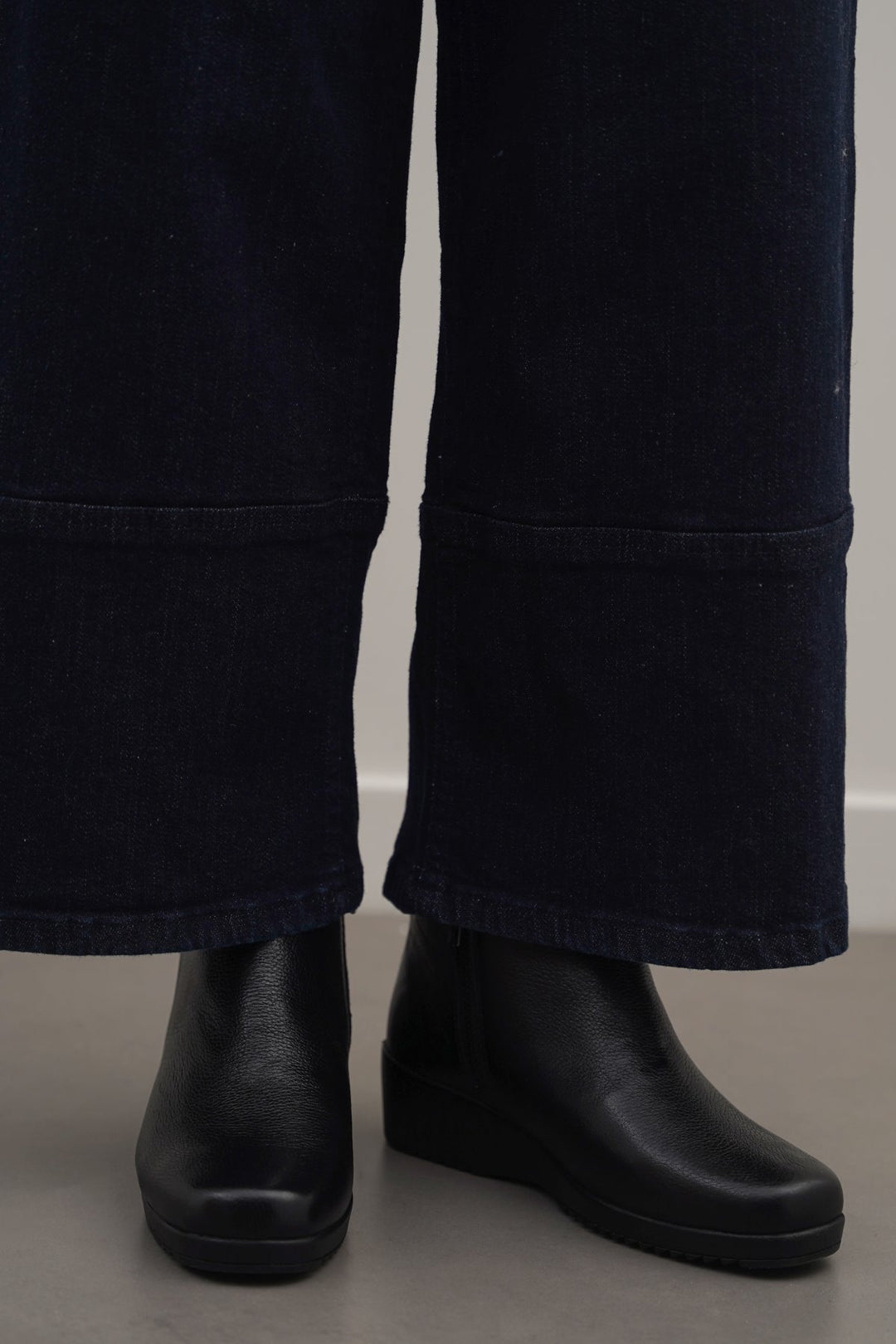 BLACK COMFY LEATHER WEDGE BOOTS