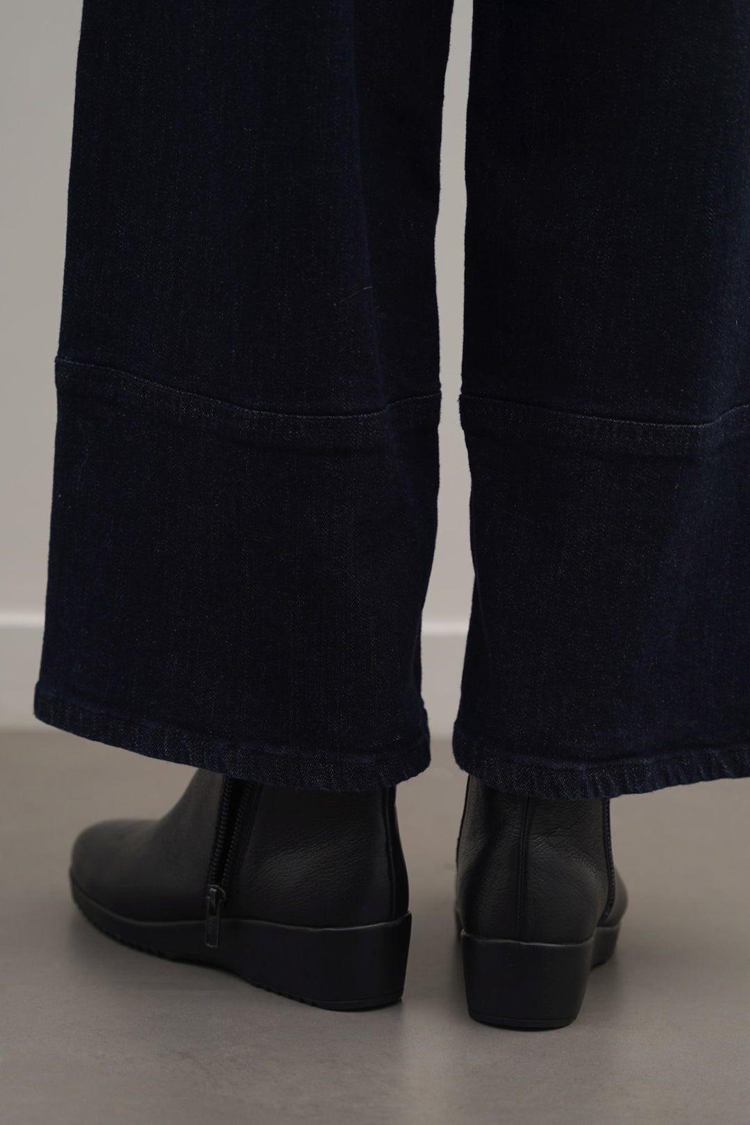 BLACK COMFY LEATHER WEDGE BOOTS