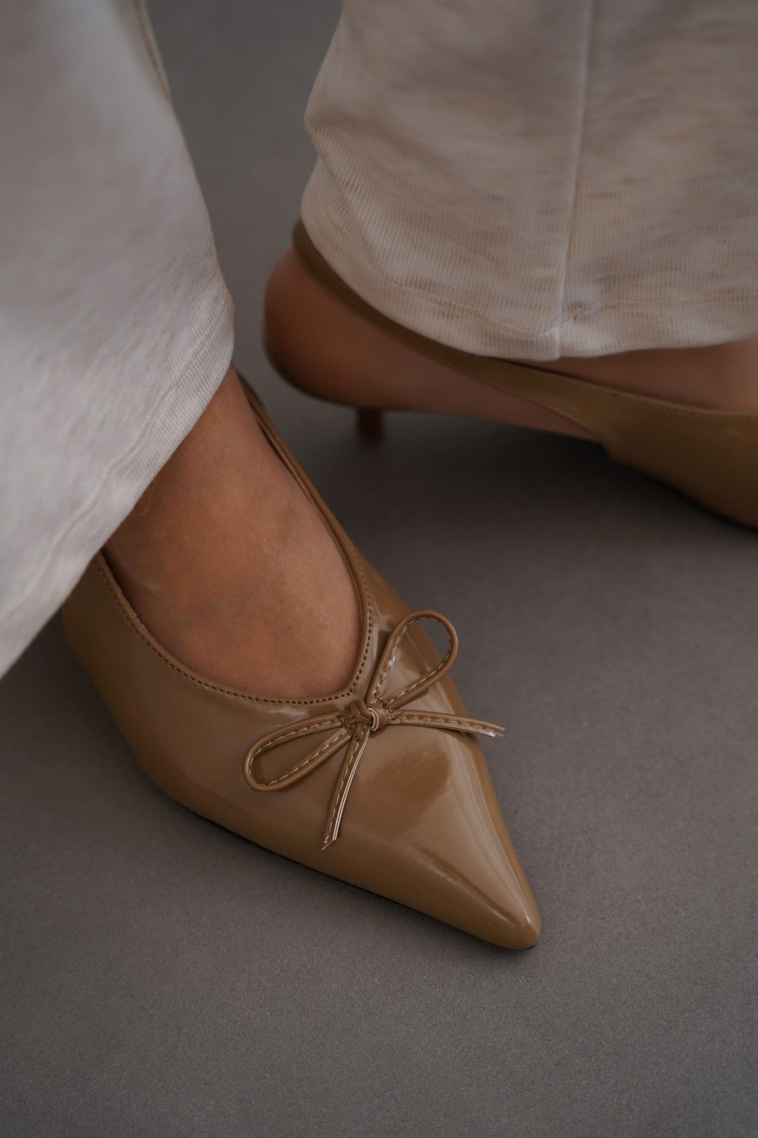 KHAKI BOW CHARM HEELS