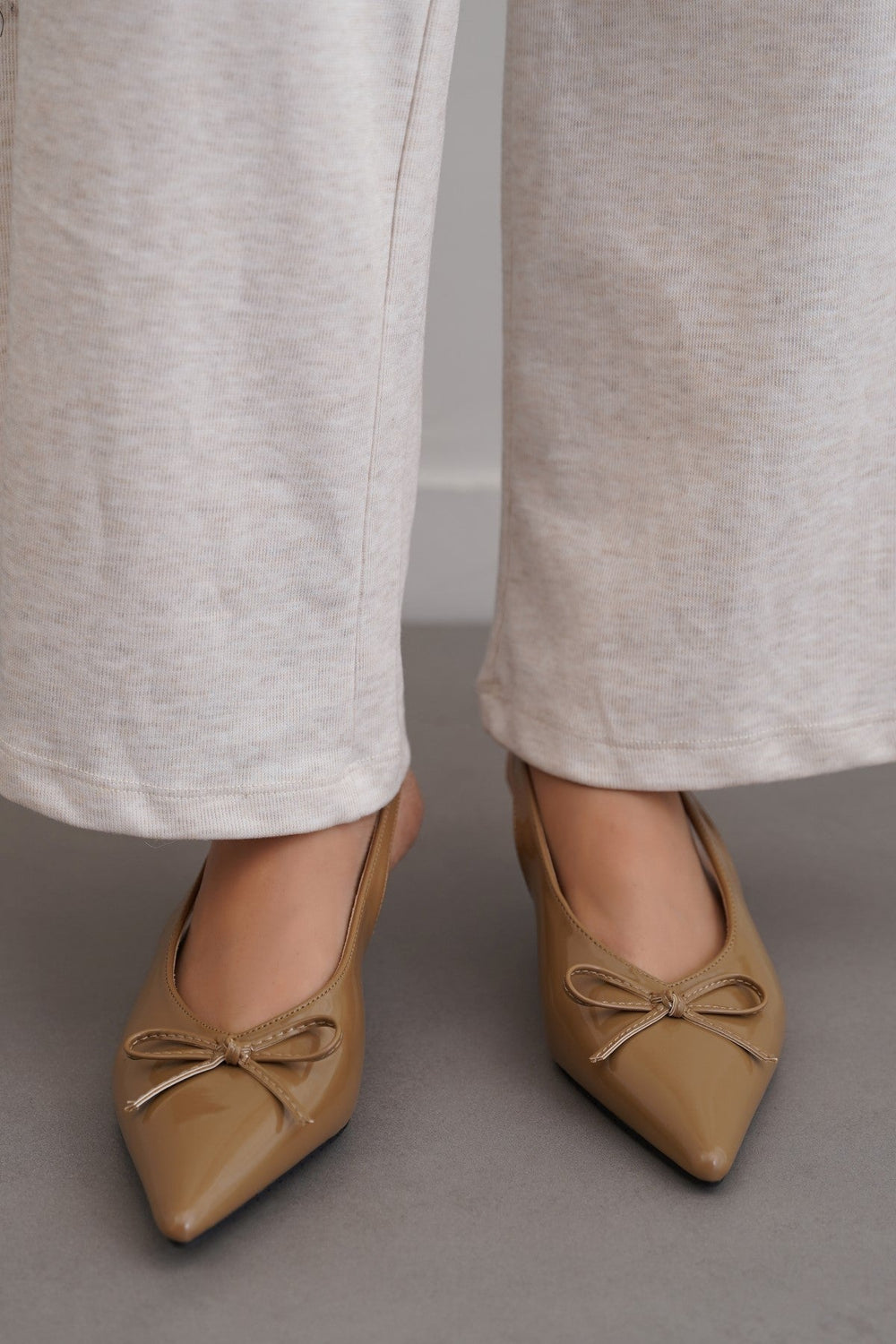 KHAKI BOW CHARM HEELS