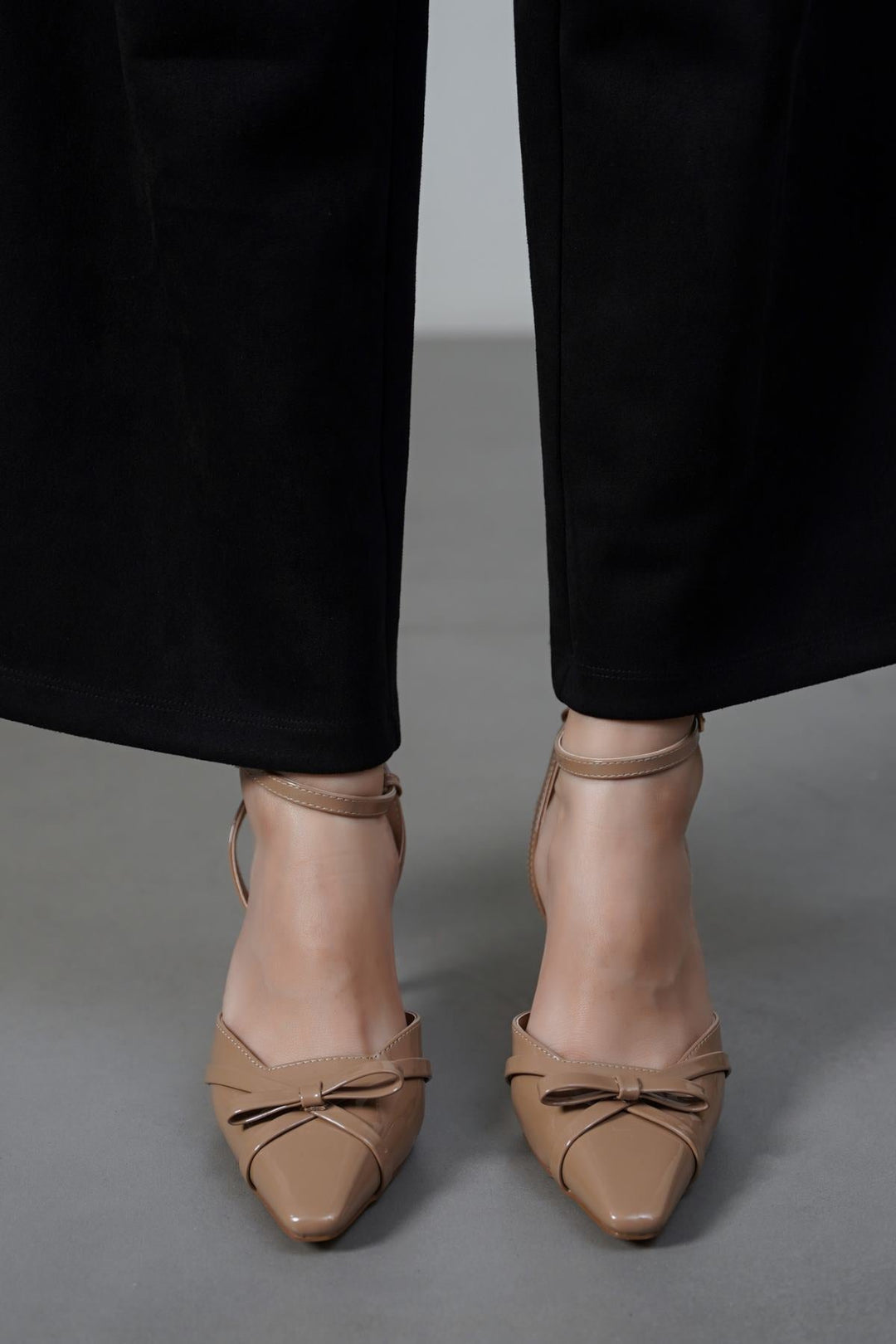 NUDE HOLLYWOOD BOW HEELS