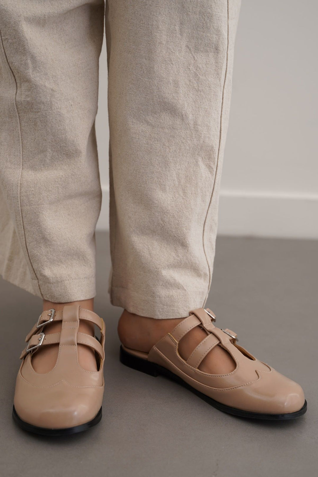 TAUPE BROGUE MULE CLOGS