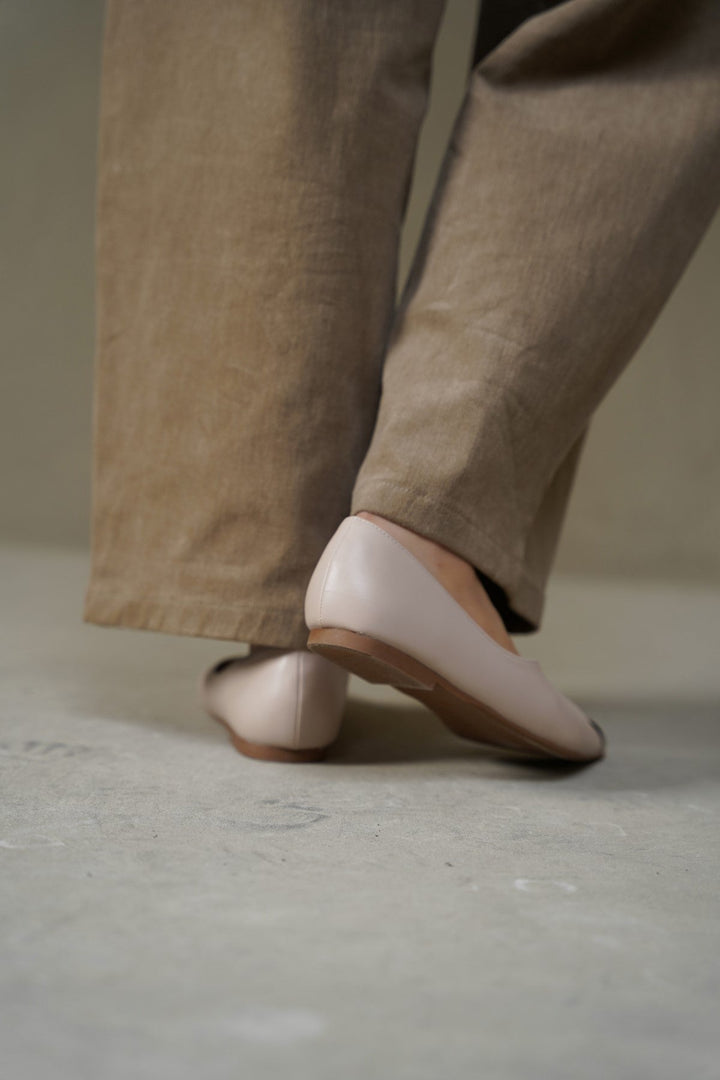 OFF WHITE GILDED TIP FLATS