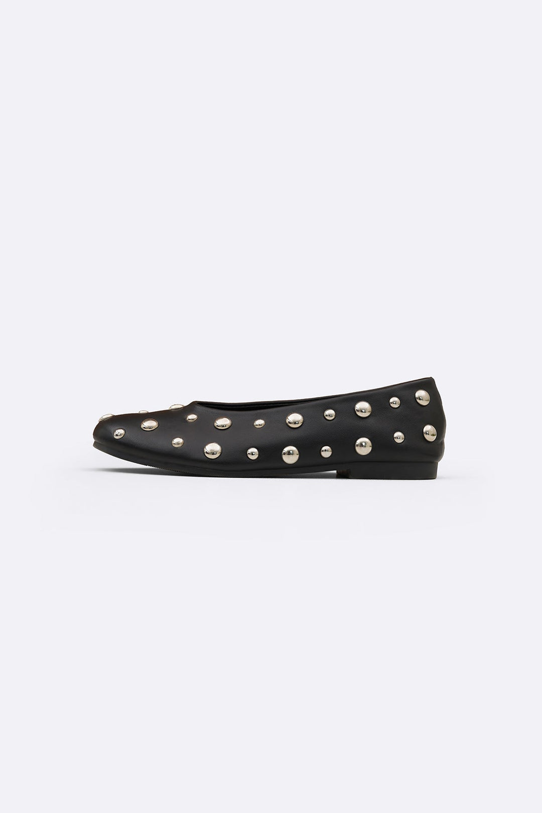 BLACK STUDDED STREET PUMPS