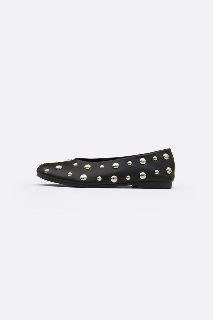 BLACK STUDDED STREET PUMPS