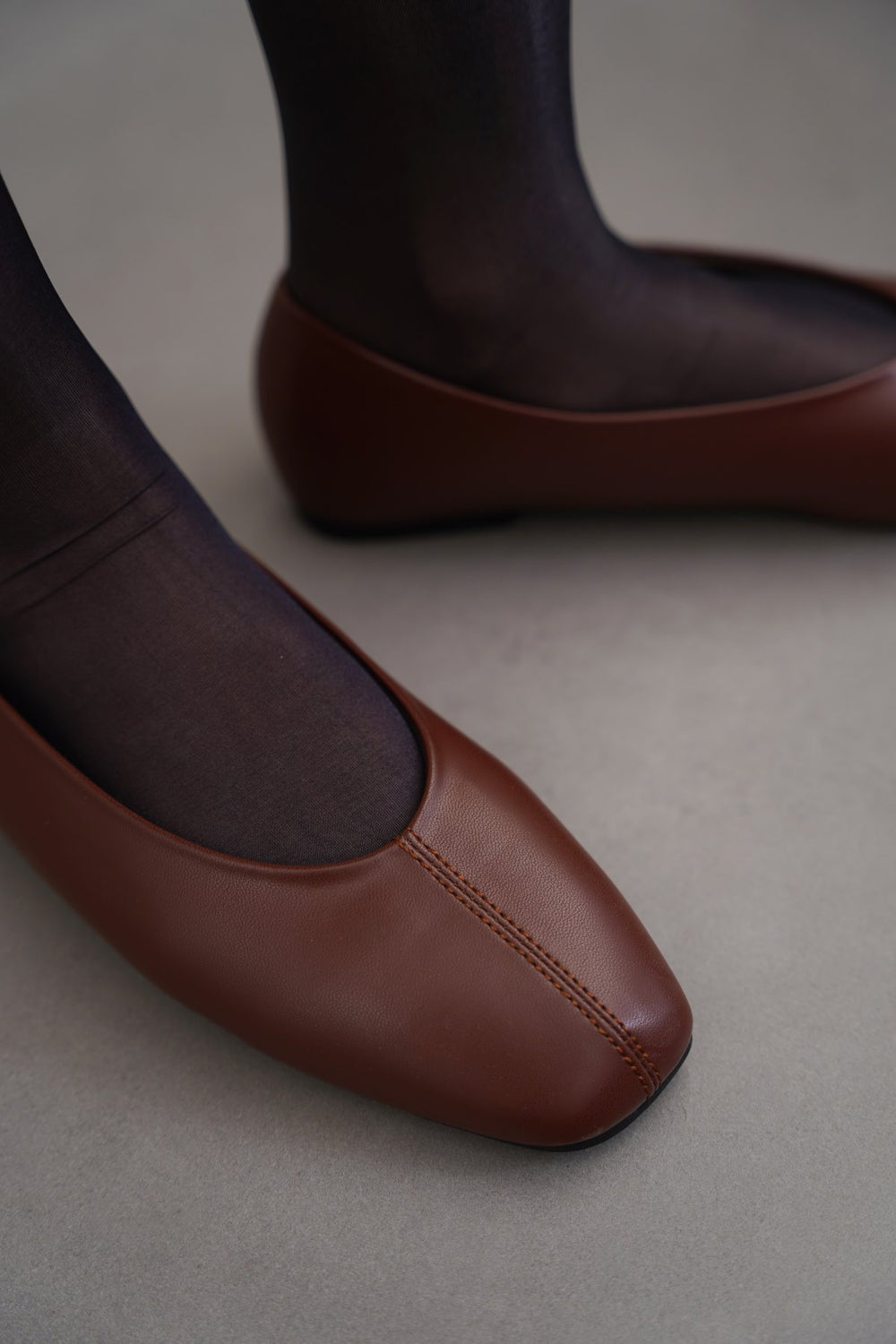 COFFEE TOP-STITCH PUMPS