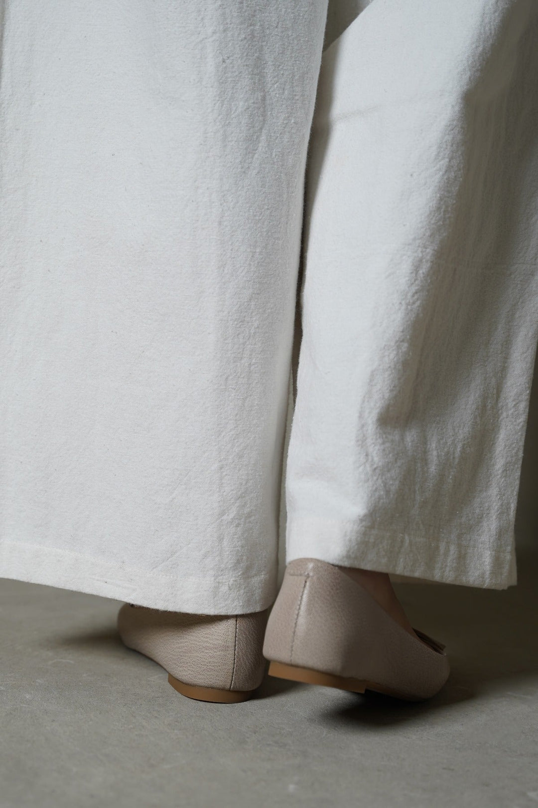 TAUPE TEXTURED LEATHER PUMPS