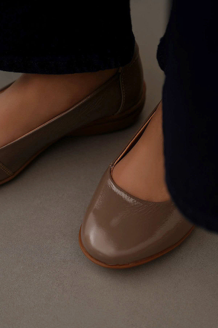 TAUPE WRINKLE LEATHER PUMPS