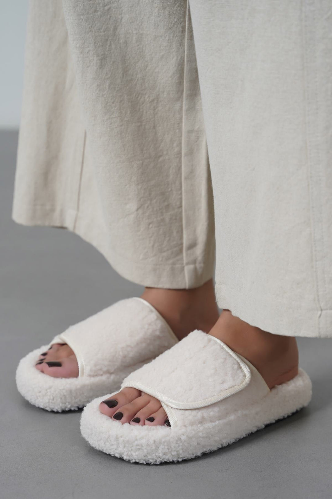 CREAM TEDDY FUR SLIDES