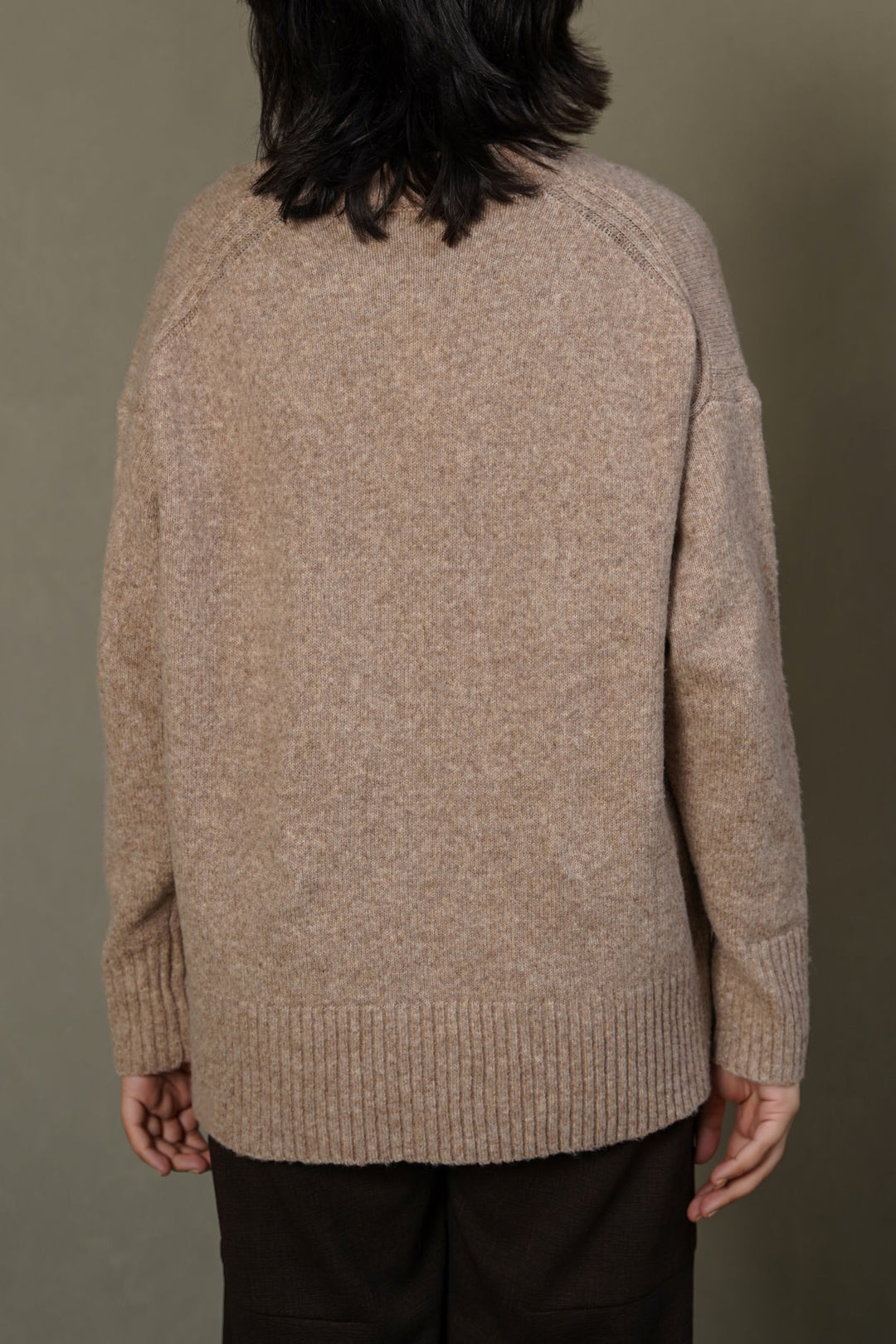 BEIGE CLASSIC V-NECK JUMPER