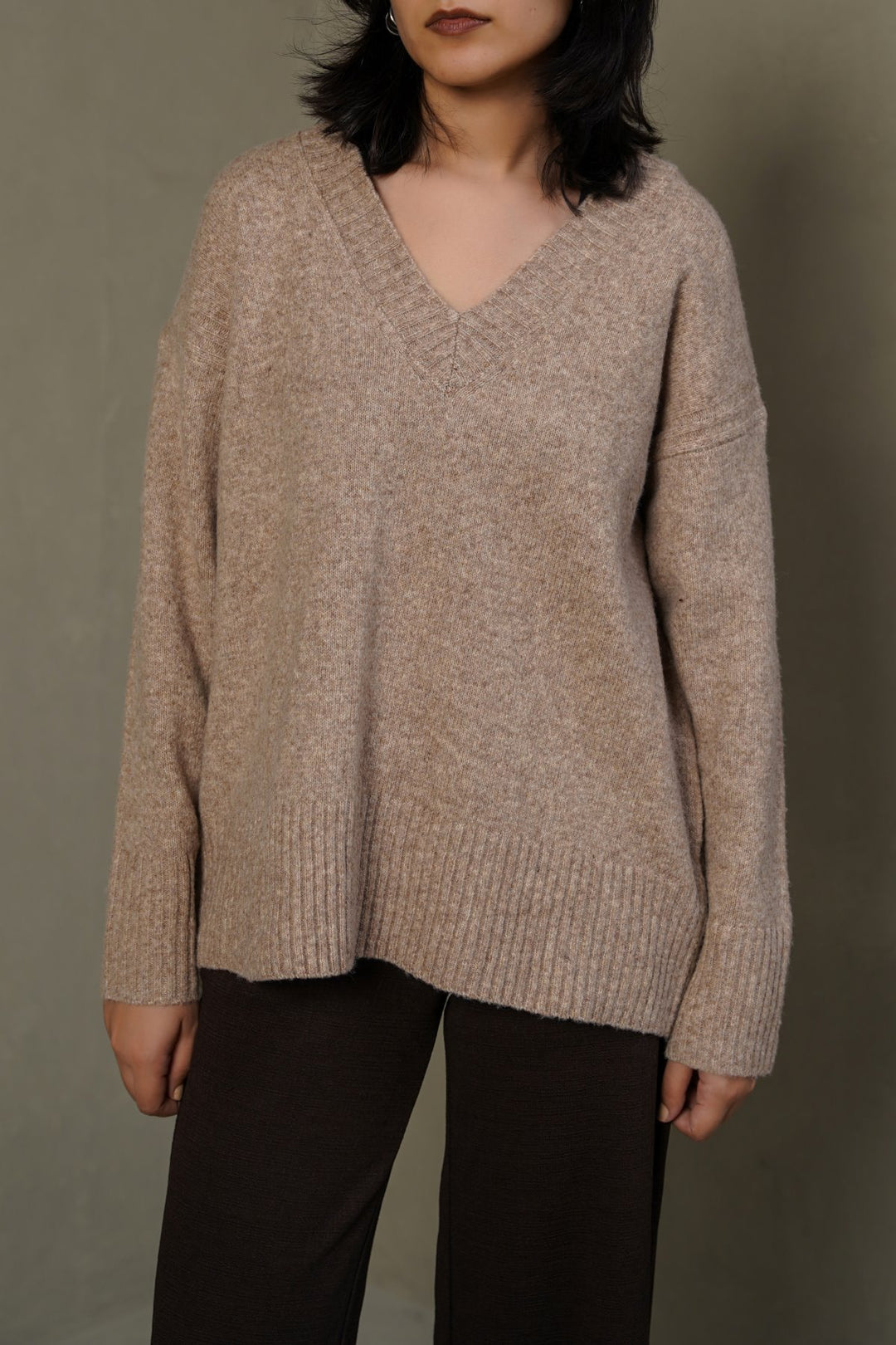 BEIGE CLASSIC V-NECK JUMPER