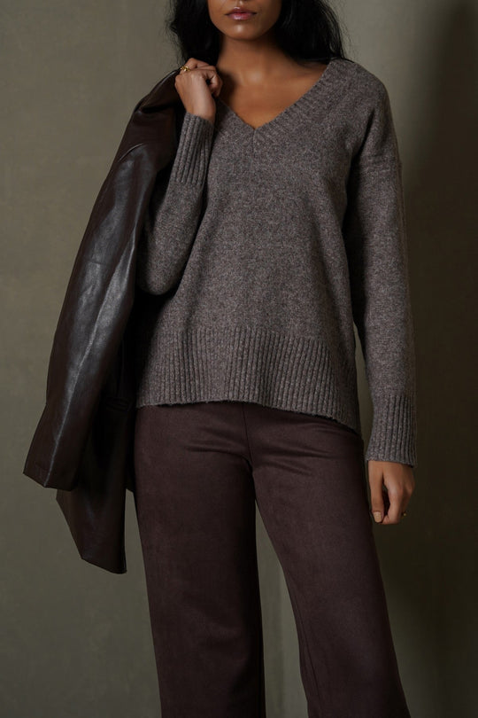 BROWN CLASSIC V-NECK JUMPER