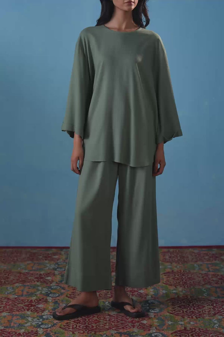 GREEN EVERYDAY BACK BUTTON BLOUSE