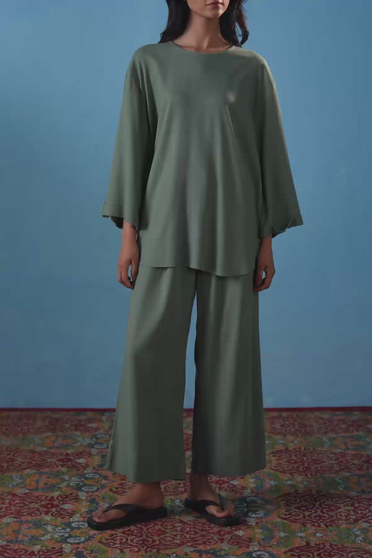 GREEN EVERYDAY BACK BUTTON BLOUSE